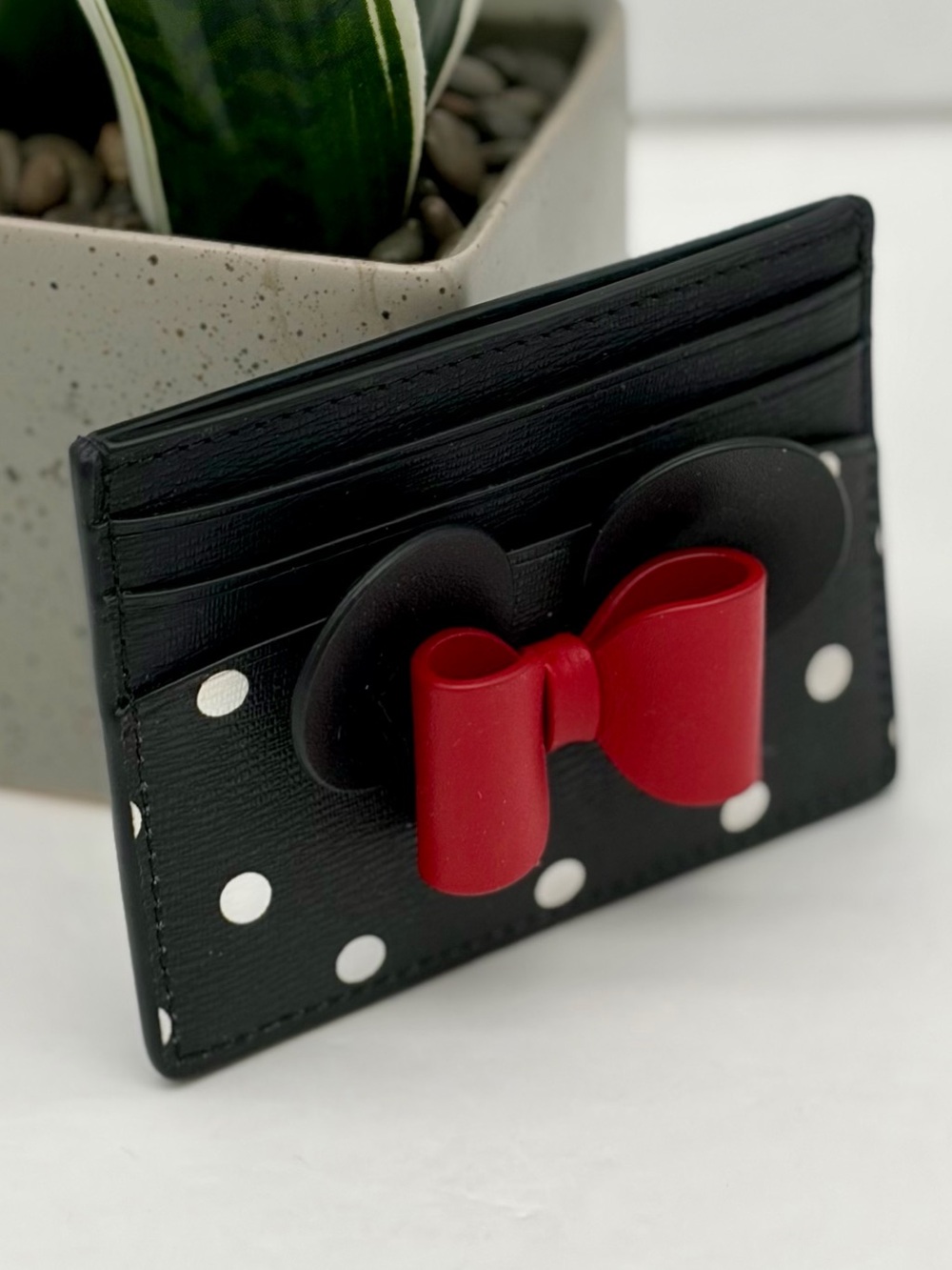 disney × kate spade new york
other minnie mouse cardholder
Small Wallet